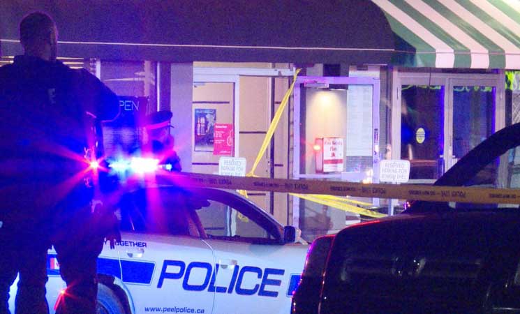 إصابة 15 شخصا في تفجير عبوة ناسفة نفذهما رجلان مجهولان بكندا