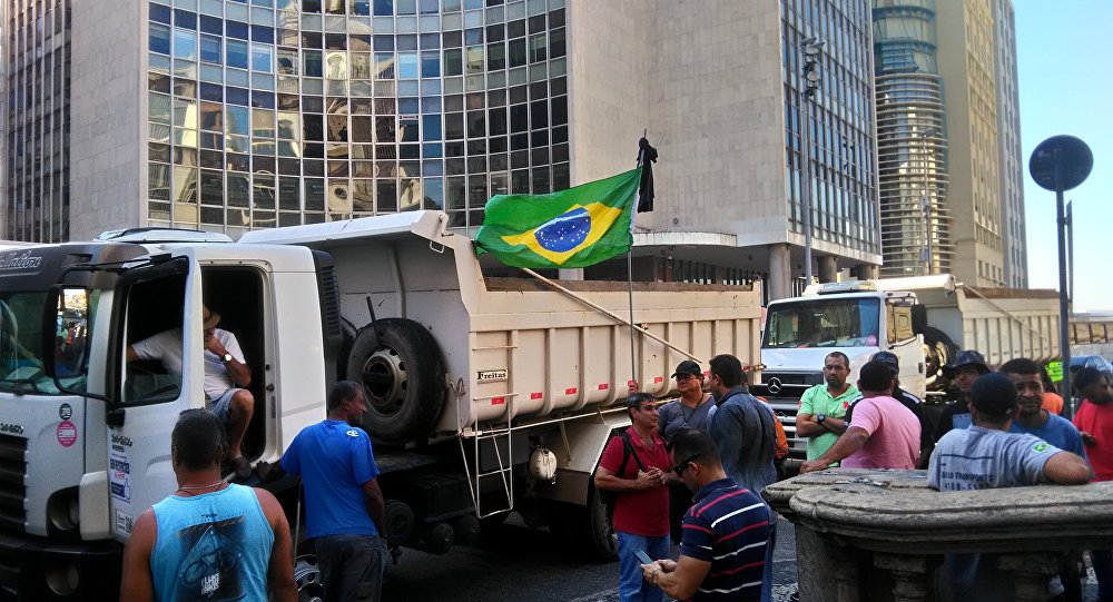 Temer anuncia uso de Forças Armadas para desobstruir rodovias bloqueadas por caminhoneiros