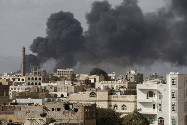 サウジアラビアの戦闘機が、イエメンの首都を爆撃