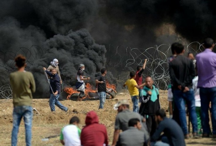 مجموعة من الشبان الفلسطينيين تتخطى حدود القطاع وتحرق موقعا لـ"قناصة الاحتلال"
