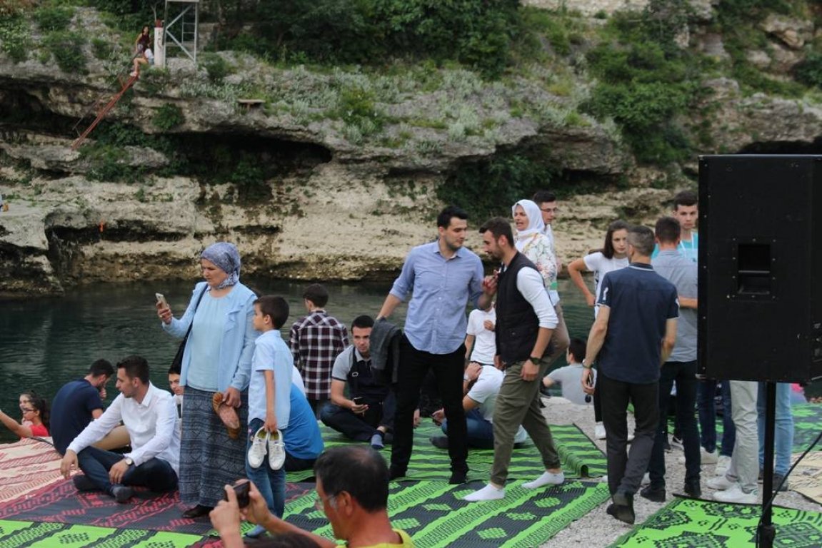 Stotine Mostaraca na iftaru pod Starim mostom