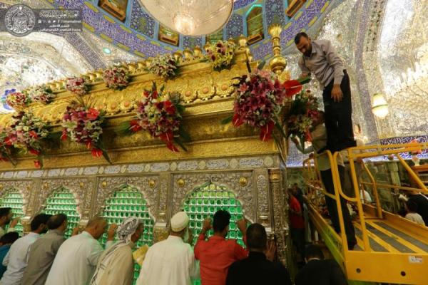 مرقد أمير المؤمنين (ع) يتزين بالورود الطبيعية 