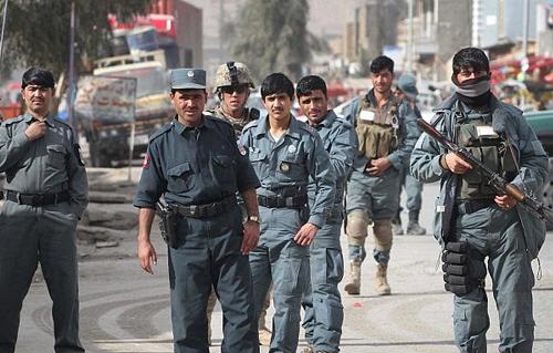 تبادل اطلاق النار وانفجار سيارة مفخخة قرب وزارة الداخلية الأفغانية