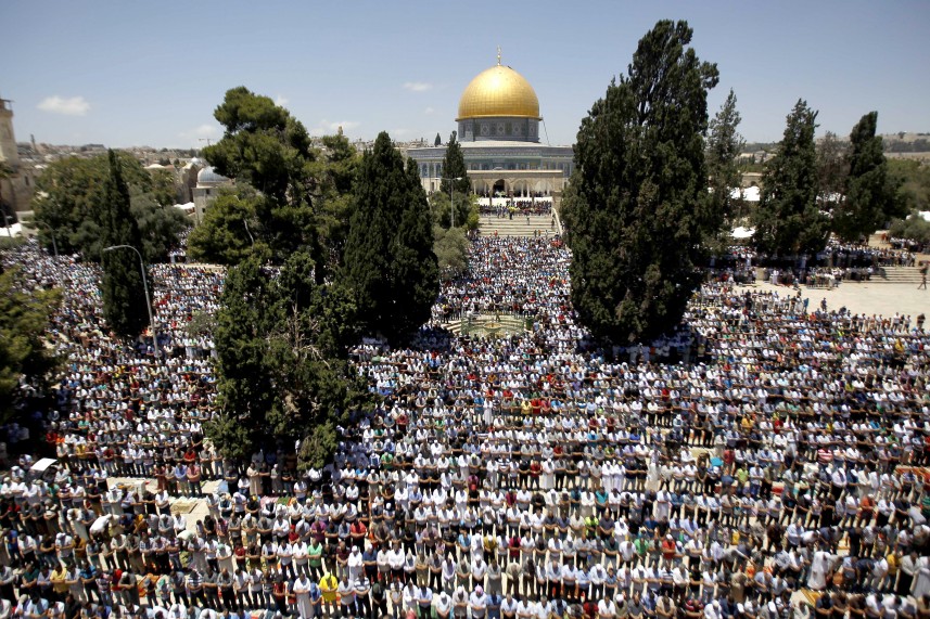 عشرات الآلاف الفلسطينيين يتوافدون على القدس لـ"صلاة الجمعة الثالثة" من رمضان