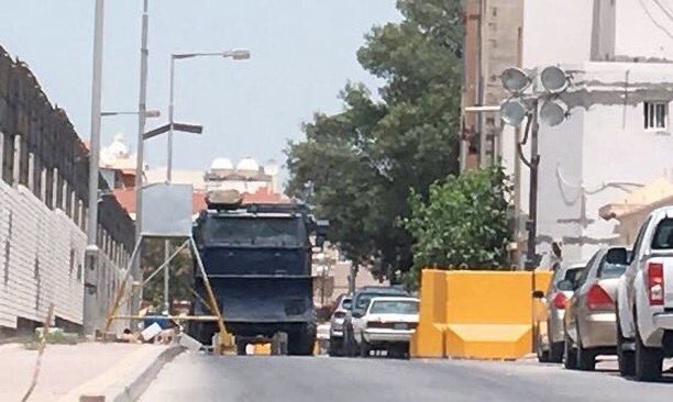 قوات النظام تزيد من الحواجز الإسمنتية في محيط منزل الشيخ قاسم بالدراز
