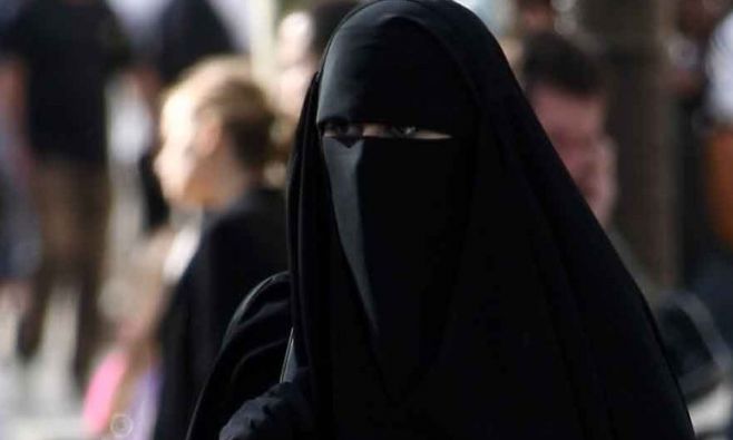 منع "منقّبة ألمانية" من دخول تونس يثير جدلاً كبيراً