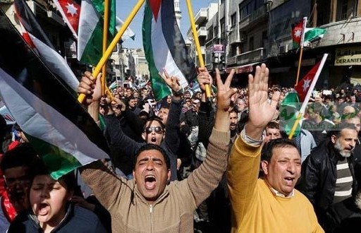 الاردن: نواب يطالبون بإقالة الحكومة والأمن يدعو لـ"ضبط النفس"