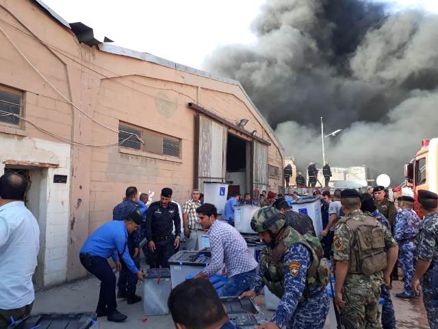 تقرير مصور/ استهداف صناديق الاقتراع بالنار بجانب الرصافة في بغداد