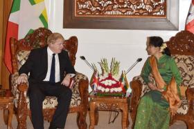 ေဒၚေအာင္ဆန္းစုၾကည္ဆီ ၿဗိတိန္ ႏုိင္ငံျခားေရးဝန္ႀကီး ဖုန္းဆက္ၿပီး ျမန္မာအေရး ေဆြးေႏြး