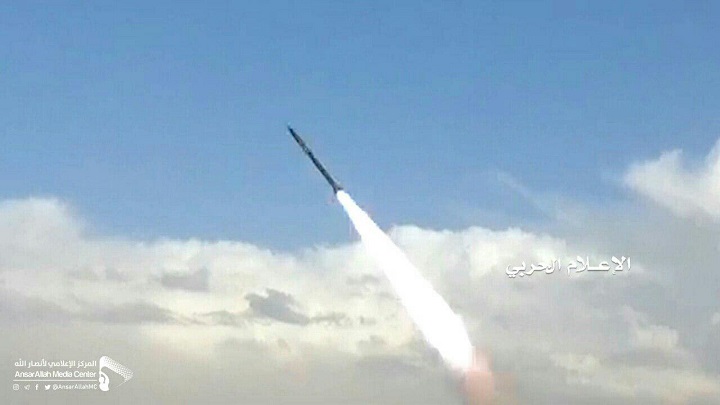 الجيش اليمني يقصف مدينة الفيصل العسكرية في جيزان بصاروخ "بدرا1" الباليستي