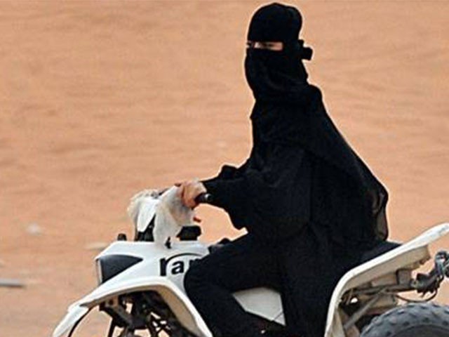 سعودی عرب میں خواتین اب گاڑیوں کے بعد موٹر سائیکل بھی چلائیں گی