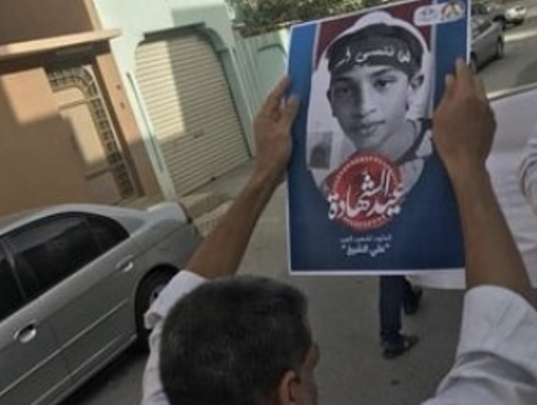 المواطنون في البحرين يزورون قبور الشهداء في أول أيام العيد وينثرون الورود والرياحين