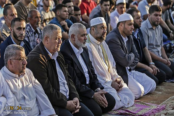 Thousands of Gazans perform Eid al-Fitr prayers