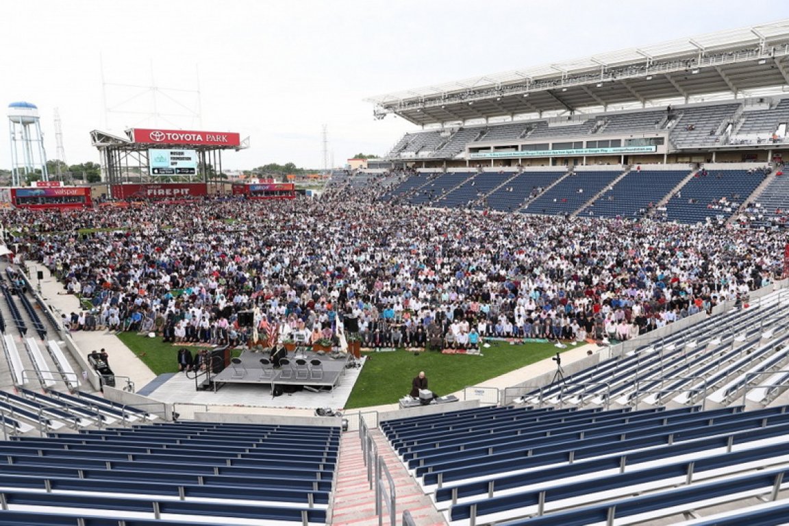 Na stadionu u Chicagu 25.000 vjernika klanjalo bajram-namaz