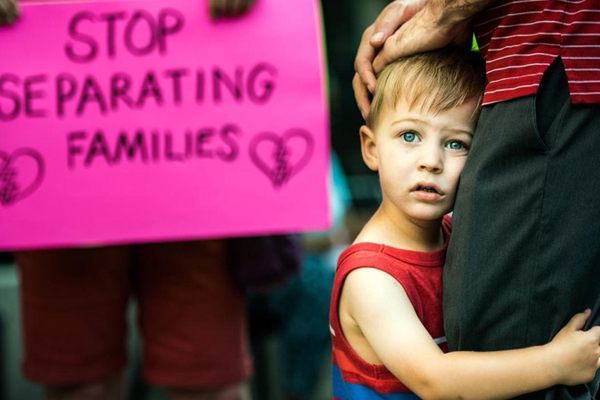 アメリカ政府、難民の子供２０００人を親から隔離