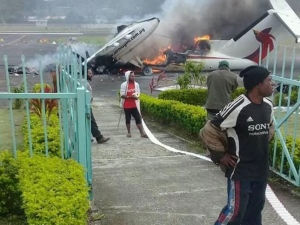 Perusuh Bakar Pesawat, Rumah Gabenor