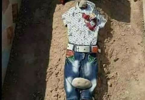 صورة حصرية ومؤلمة..لأم يمنية اشترت ملابس العيد وذهبت لوضعها على قبر طفلها “الشهيد”
