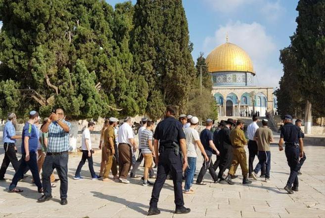 عشرات المستوطنين يقتحمون "المسجد الأقصى"