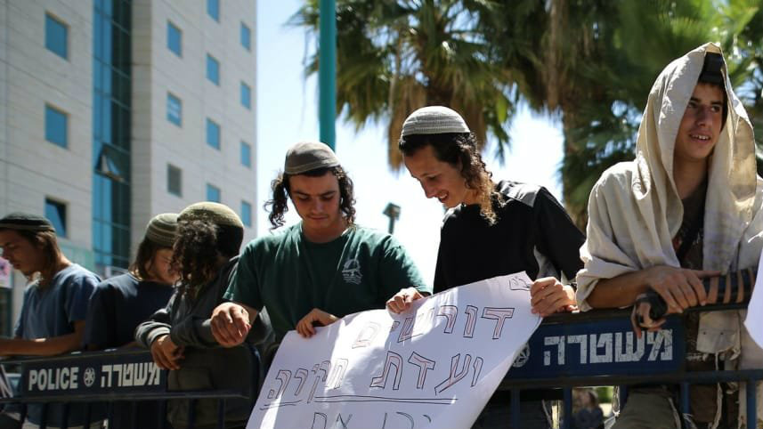 “Ali en la parrilla” Coreaban Colonos israelíes Fuera del Juzgado de la Familia de un Niño Palestino Asesinado en 2015