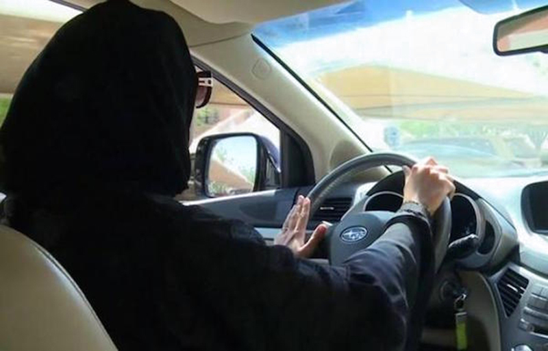بعد قرار يسمح للمرأة بقيادة السيارة ... غرائب أول يوم قيادة للسعوديات+(صور)