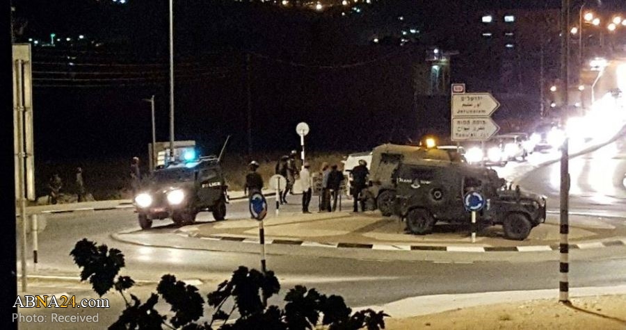 Extremist Israeli settlers erect bus stop on Palestinian lands in al-Khalil