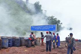 အက္စစ္မ်ားကို စြန္႔ပစ္ဖ်က္ဆီးရာမွ အက္စစ္ေငြ႕မ်ား လူေနရပ္ကြက္အခ်ဳိ႕သို႔ ပ်ံ႕ႏွံ႔ ေဒသခံမ်ား အသက္ရွဴလမ္းေၾကာင္းဆုိင္ရာ ေ၀ဒနာႀကံဳေတြ