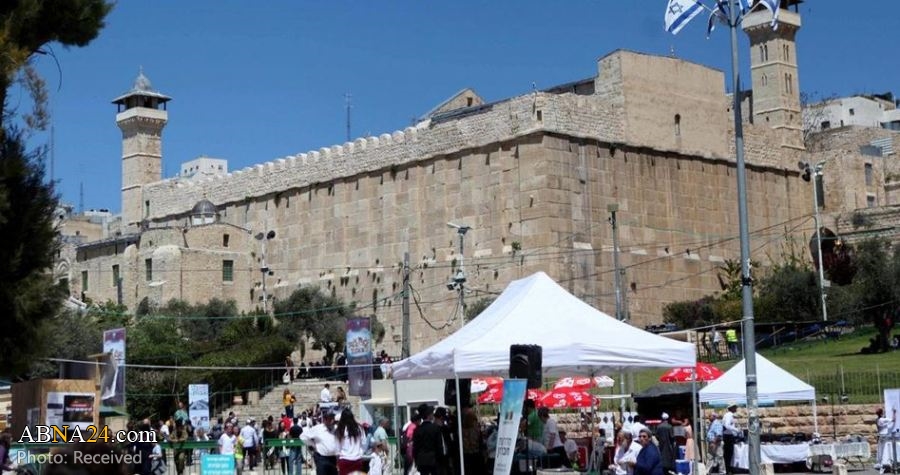 Israeli minister of religious services storms into Ibrahimi Mosque in al-Khalil