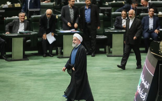 ایرانی پارلیمنٹ کا صدر سے اقتصادی ٹیم کو تبدیل کرنے کا مطالبہ
