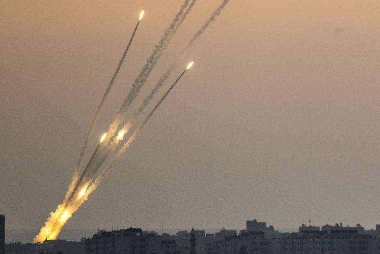 المقاومة الفلسطينية تقصف مواقع عسكرية صهيونية برشقات صاروخية 