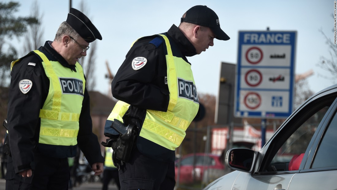 “Detienen a Diez Ultraderechistas Sospechosos de Planear Operaciones Terroristas Contra Objetivos Musulmanes en Francia” 