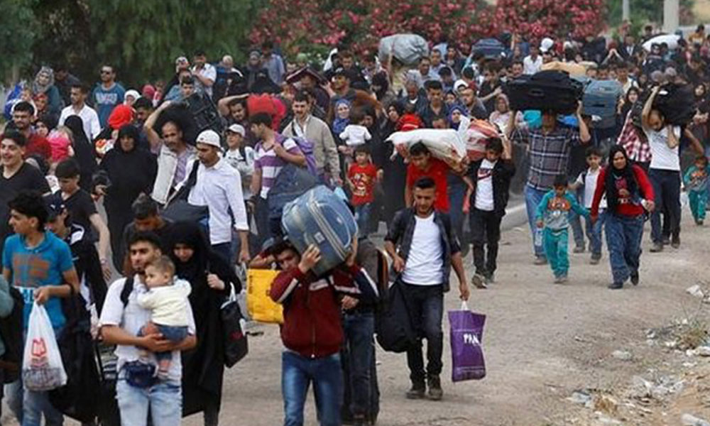 بدء عملية عودة مئات "النازحين السوريين" الى بلداتهم بالقلمون عبر جرد عرسال