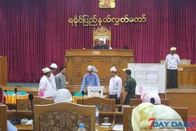 ရခိုင္ျပည္နယ္ စီမံဘ႑ာ၀န္ႀကီးကုိ စြပ္စဲြျပစ္တင္သည့္ အဆို ႐ႈံးနိမ့္