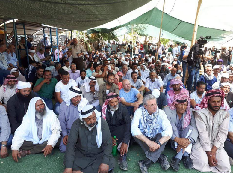 الفلسطينيون يؤدون الجمعة في الخان الأحمر تحديًّا للاحتلال الإسرائيلي