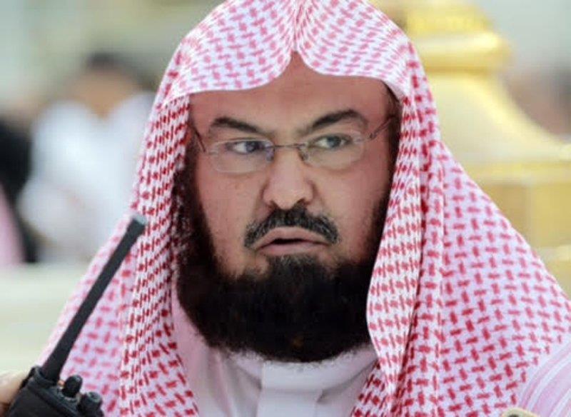 مصلون غاضبون يشتمون السديس المتطرف ويرفضون الصلاة خلفه