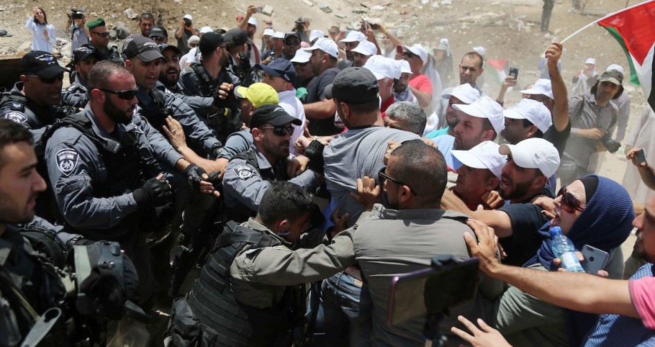شهيد و400 جريج في اطلاق الرصاص الحي والغازات للاحتلال الاسرائيلي