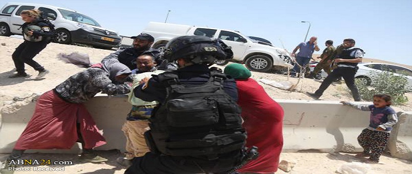 Siyonist Askerler Filistinli Kadınların ''Hicaplarını'' Çıkardı / Foto