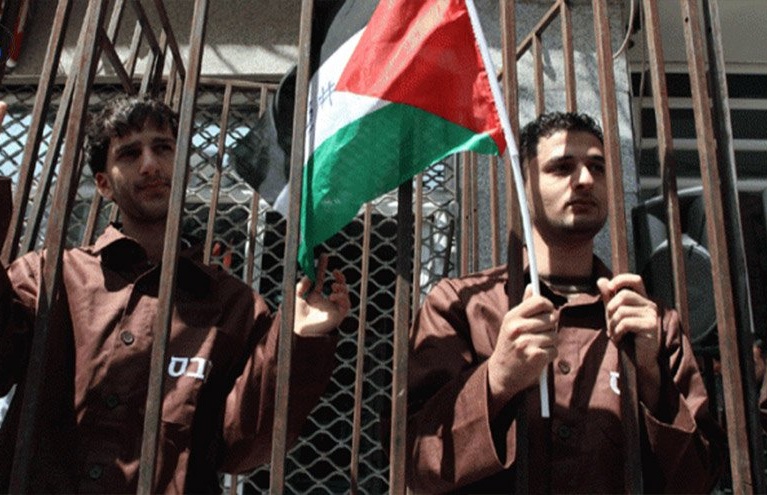 أسرى إداريون بسجون الاحتلال يبدأون "إضرابا عن الطعام"