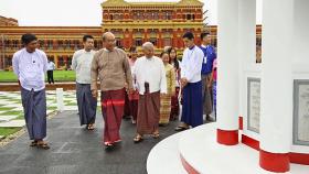 အာဇာနည္ေခါင္းေဆာင္ႀကီးမ်ား လုပ္ႀကံခံရေသာအခန္းကို ၎တို႔၏မိသားစုဝင္အခ်ိဳ႕ လာေရာက္ၾကည့္႐ႈ