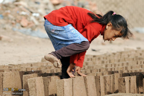 “Niños Yemeníes Fabricando Ladrillos para la Reconstrucción de su Nación”