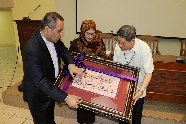 Iranian Cultural Center gifts Quranic calligraphy work to Philippines Archbishop 