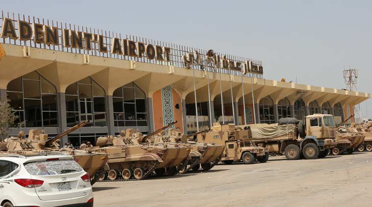 وزير في حكومة هادي يعترف بعدم السيطرة أمنيا على مطار "عدن"