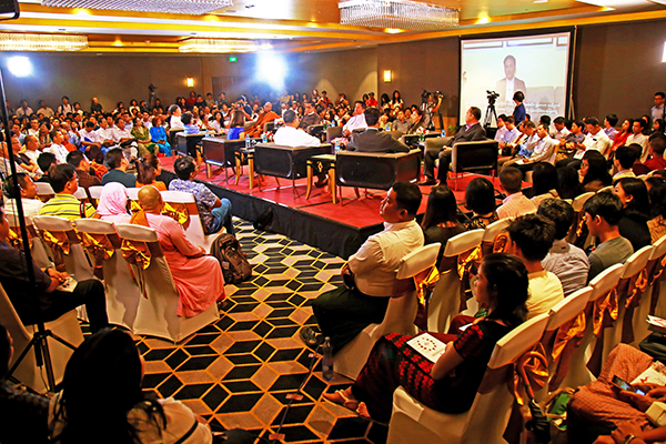 ႏိုင္ငံတကာႏွင့္ အထီးက်န္ဖယ္ၾကဥ္ေနထိုင္ျခင္းက အေျဖမဟုတ္ဟု ေဒါက္တာသန္႔ျမင့္ဦးေျပာ