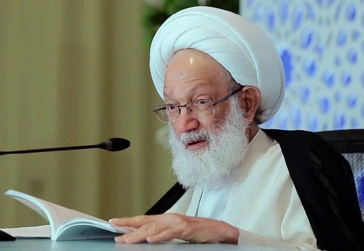 نقل آية الله "عيسى قاسم" الى مطار البحرين بسيارة اسعاف