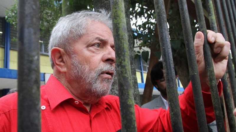Lula permanece preso após guerra de decisões no TRF-4
