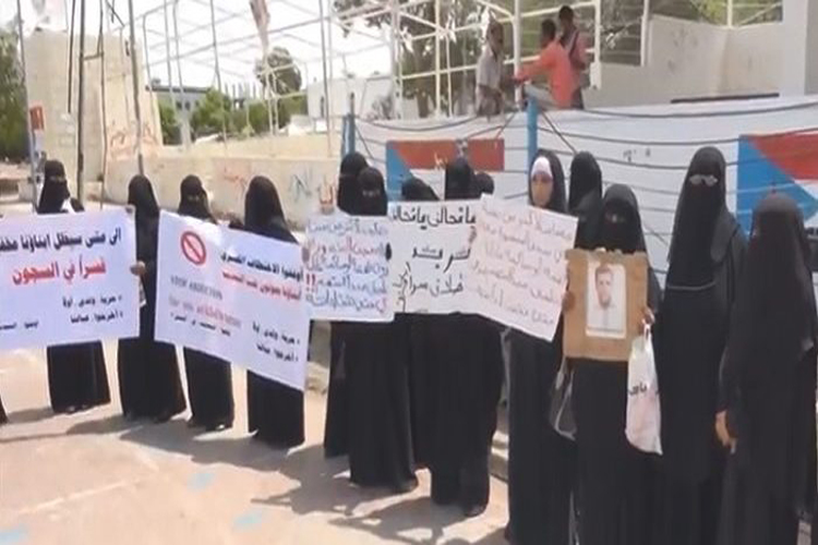 حكومة هادي تطالب الإمارات بإغلاق سجونها في عدن