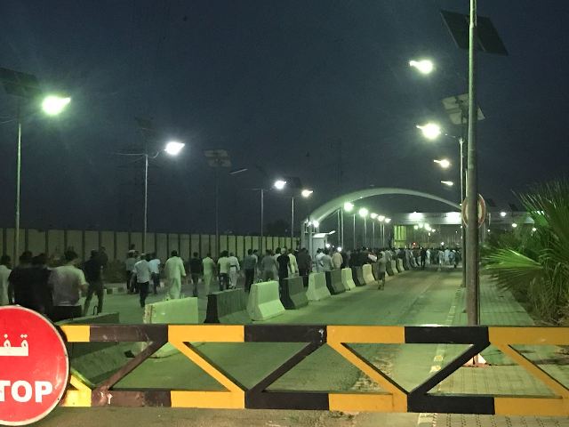 اقتحام مطار النجف من قبل متظاهرين 