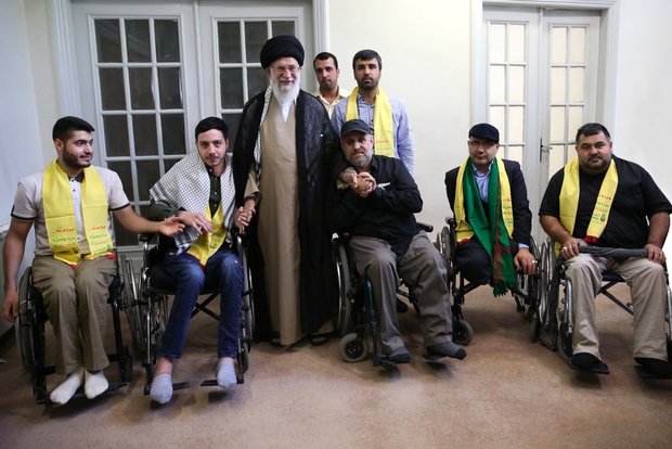 قائد الثورة الاسلامية يستقبل مجاهدي "حزب الله" المشاركين في حرب تموز 