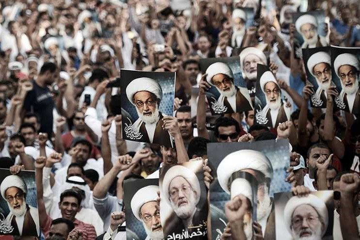 المواطنون يرفعون صور "آية الله قاسم" بعد أدائهم الصلاة فرادى في جامع الإمام الصادق (ع) بالدراز