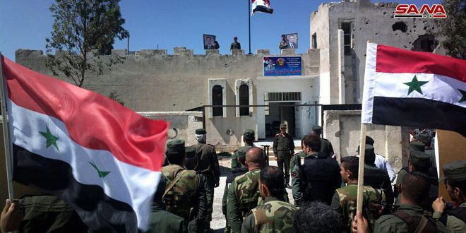 Après sa libération du terrorisme, le drapeau national flotte au-dessus de la localité de Nabe’ Sakher dans la banlieue de Qunei