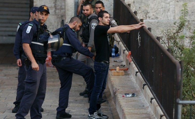 فيديو/ اعتقال فتى رفع العلم الفلسطيني في حرم الأقصى